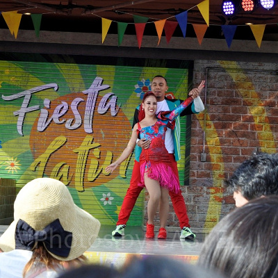 フィエスタラティーナではアクロバットなダンスに注目！