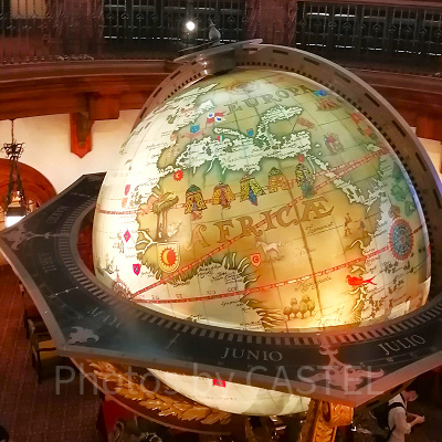 マゼランズの中心には地球儀が!