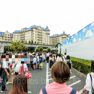 列の先が検査場(開園前)