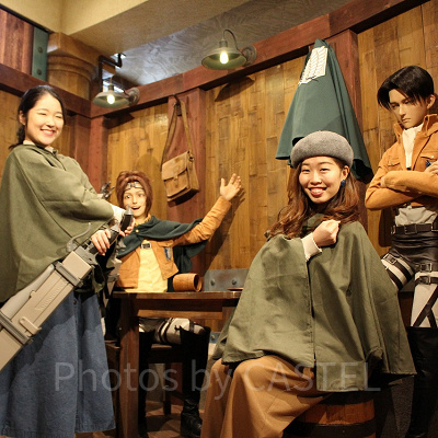 進撃の巨人　調査兵団の食堂フォトスポットのハンジ＆リヴァイのクロノイド