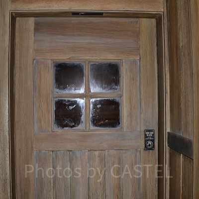 ビッグサンダー･マウンテン横の喫煙所入口自動ドア