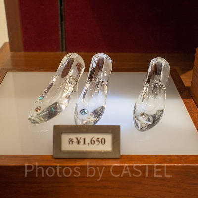 シンデレラ城の中のお店で手に入ります！