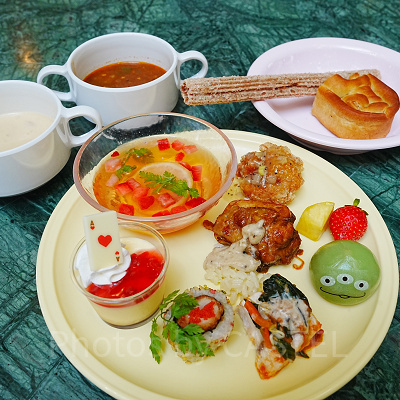 （左奥）チャーリー特製味噌クラムチャウダーとガンボスープ