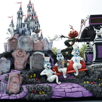 お墓だらけのシンデレラ城のフロートの後方部分