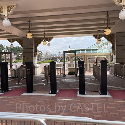 ディズニーランド・ステーション高架下の手荷物検査場