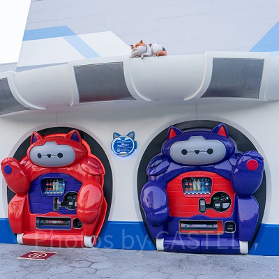 ベイマックスの招き猫型自動販売機とモチ