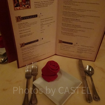 ビー・アワ・ゲスト・レストランのテーブル