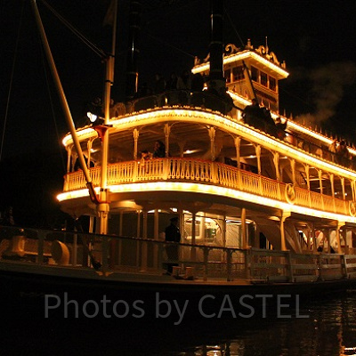 夜はライトアップされて美しい
