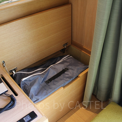 備え付けの棚の中には寝具を収納