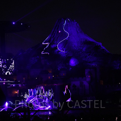 ミッキー広場から見たビリーヴのプロジェクションマッピング(プロメテウス火山)