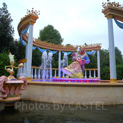 ヴォヤッジ・トゥ・ザ・クリスタル・グロット：真ん中でベルと野獣が踊っています。周りでにはルミエール達もいますよ！