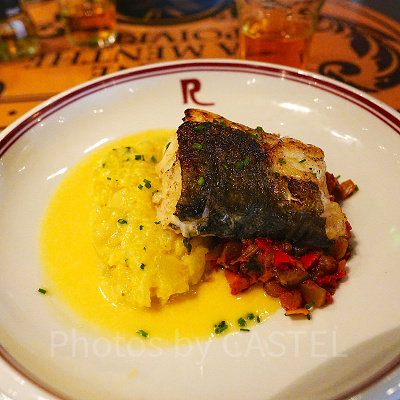 ビストロ・シェ・レミーのメニュー（グリルステーキ、ラタトゥイユとフライドポテト添え）