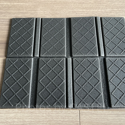 黒のポータブルクッションを広げた状態