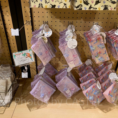 ルリコンゴウインコとクラゲのクリアポーチ