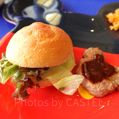 朝食メニュー：ミッキーシェイプのハンバーグとミッキー型入りのパン