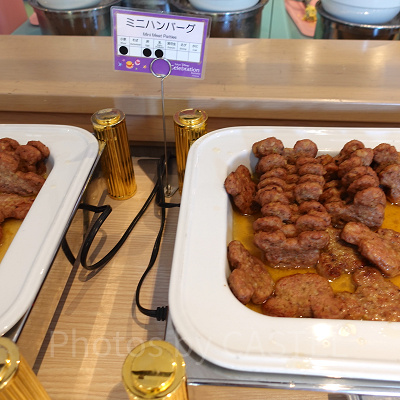 朝食メニュー：ミッキー型のミニハンバーグ