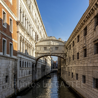 ヴェネツィアンゴンドラの「願い橋」の基となった「ため息橋」