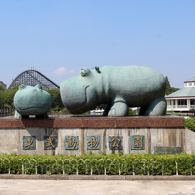 東ゲートから入園すると出迎えてくれるカバの銅像