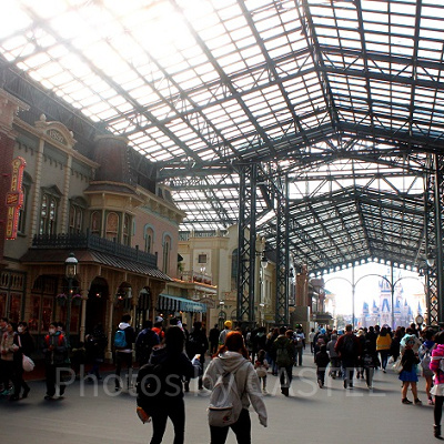 にぎわうワールドバザール