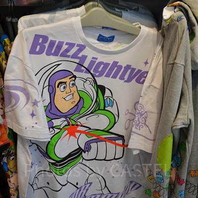 バズ・ライトイヤーのTシャツ