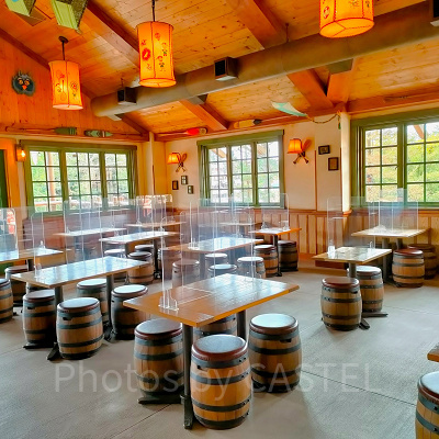 キャンプ・ウッドチャック・キッチン：飲食スペース内装