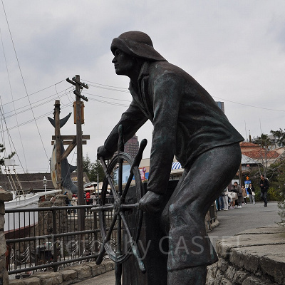 USJジョーズの船長銅像