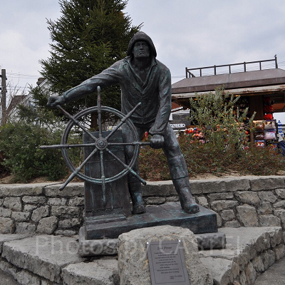 USJジョーズ前にある船長の銅像