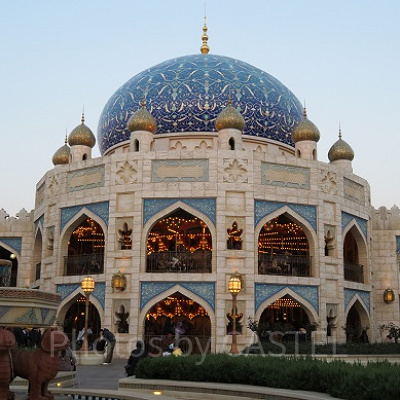 日が落ちると照明もきれいなキャラバンカルーセル