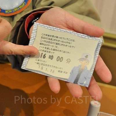 名探偵コナンミステリーチャレンジのエンディングショーの時間を記したカード（2019年撮影）