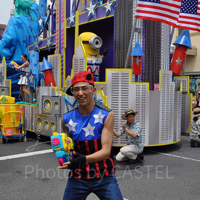 ウォーターサプライズパレードで水鉄砲を発射するキャスト