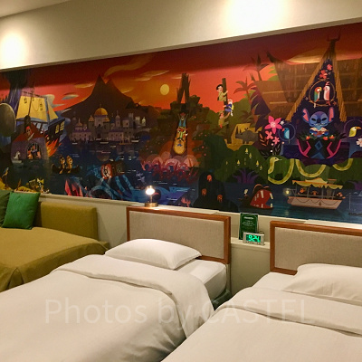 パークのアトラクションが描かれたセレブレーションホテルの客室