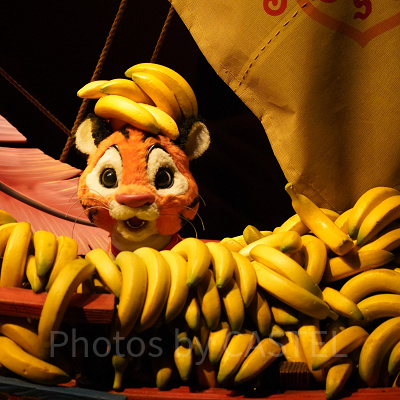 バナナに埋もれるチャンドゥ