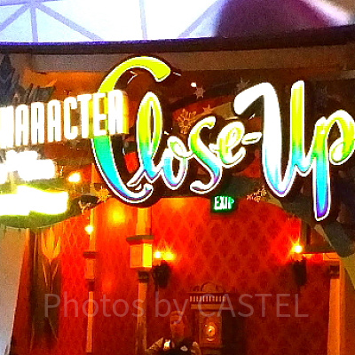 キャラクター・クローズアップの待機列は室内です