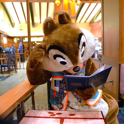 カリフォルニア・アナハイムディズニーのキャラクターダイニング：メニューを見ながら考えるチップ