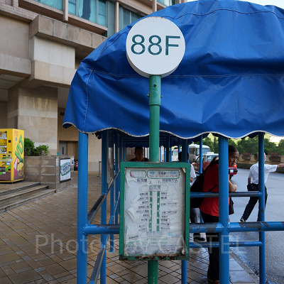 香港ディズニー周辺格安ホテル：ランブラーガーデンクレスト前のバス停