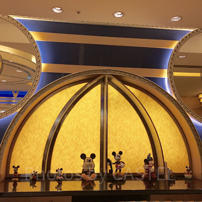 さまざまなミッキーが並ぶシェフミッキーのソファ