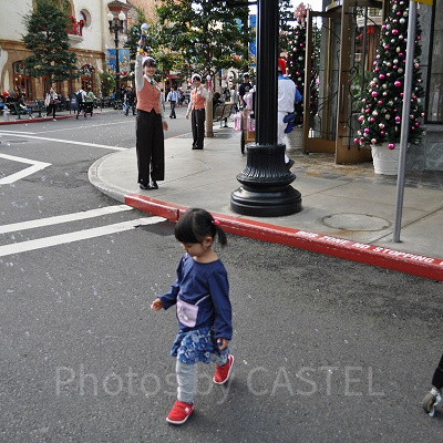 USJクルーの作ったシャボン玉で遊ぶ子供