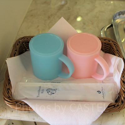 子供用の歯ブラシとコップ