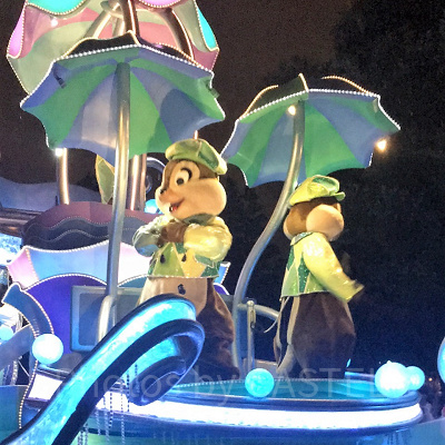 チップとデールが傘をさしていますね♪