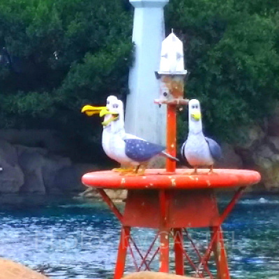 チョーダイ！チョーダイ！並んでいる間もウルサイです。