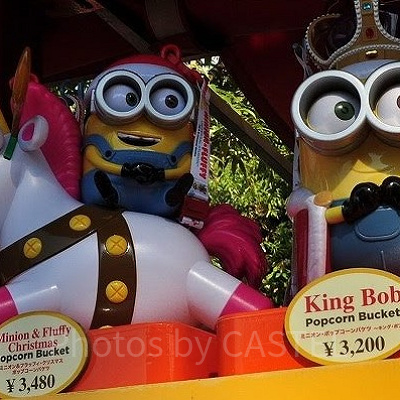 クリスマス限定「ミニオン＆フラッフィ・クリスマス・ポップコーン・バケツ」（左）