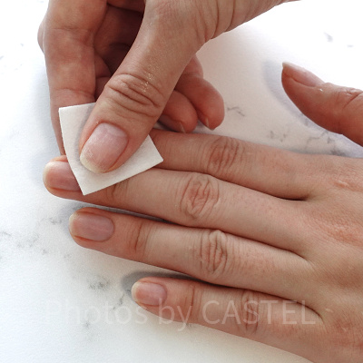 爪表面をプレップパッドで綺麗にする