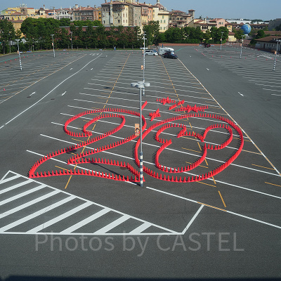 平面駐車場に作られたカラーコーンアート