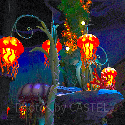 色とりどりのくらげがお出迎え