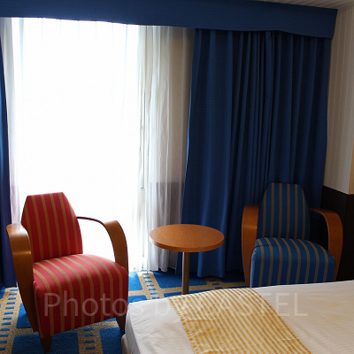 ザ・ムービーのカラフルな客室