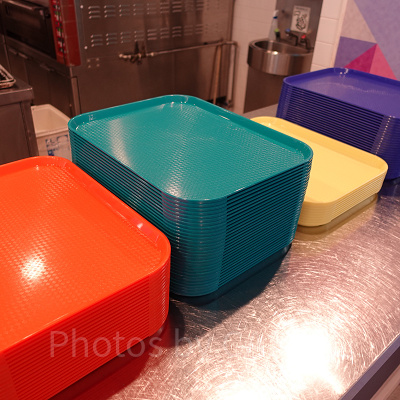 カラフルなトレイ