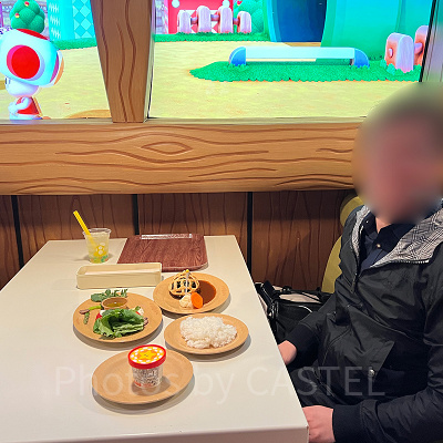 キノピオカフェの席で記念撮影