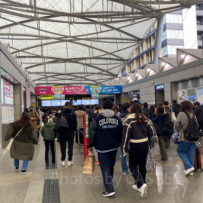 ユニバーサルシティ駅の構内