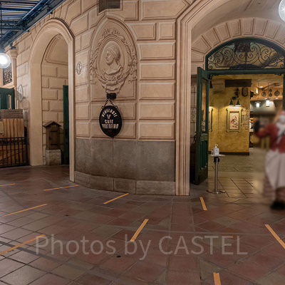 夜のレストランの混雑状況／18:30