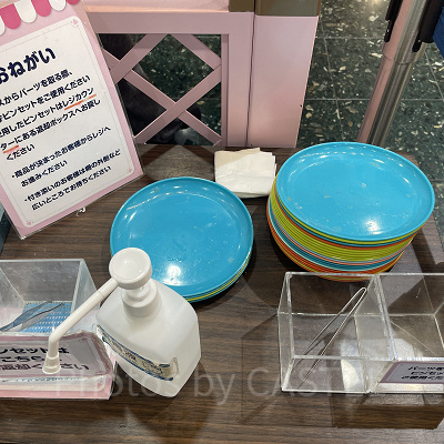 パーツを取るときに使うピンセットとプレート